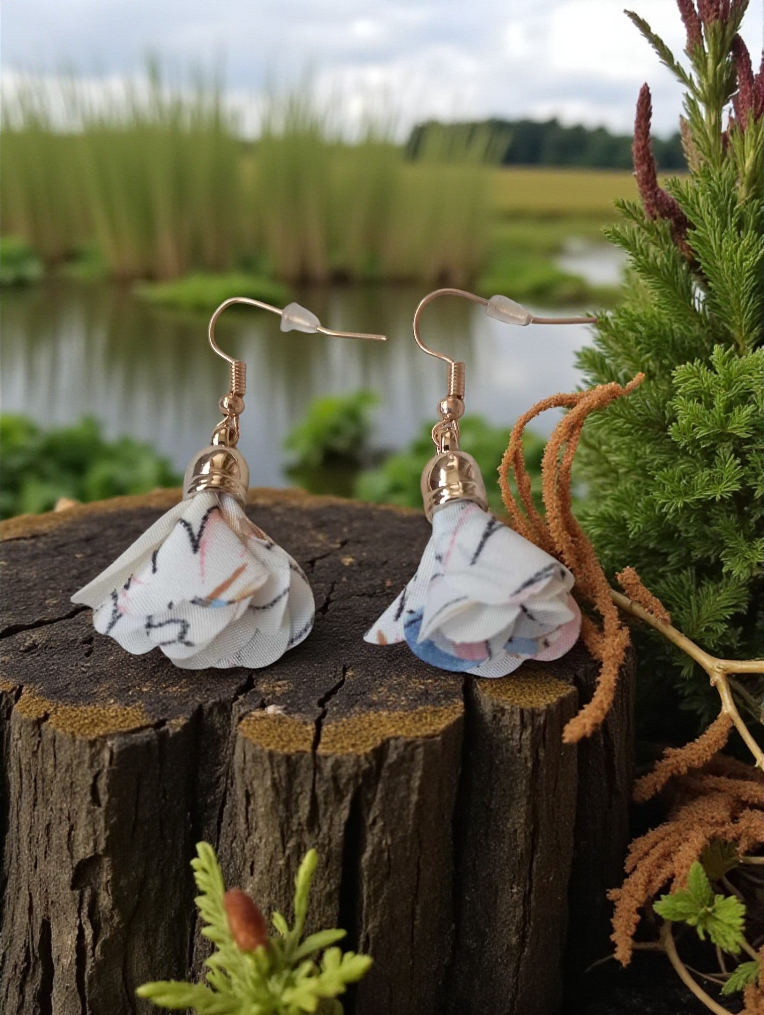 Boucles d’oreilles pompon en tissu sur crochet doré

Bijou fantaisie pompon léger en acier inoxydable doré