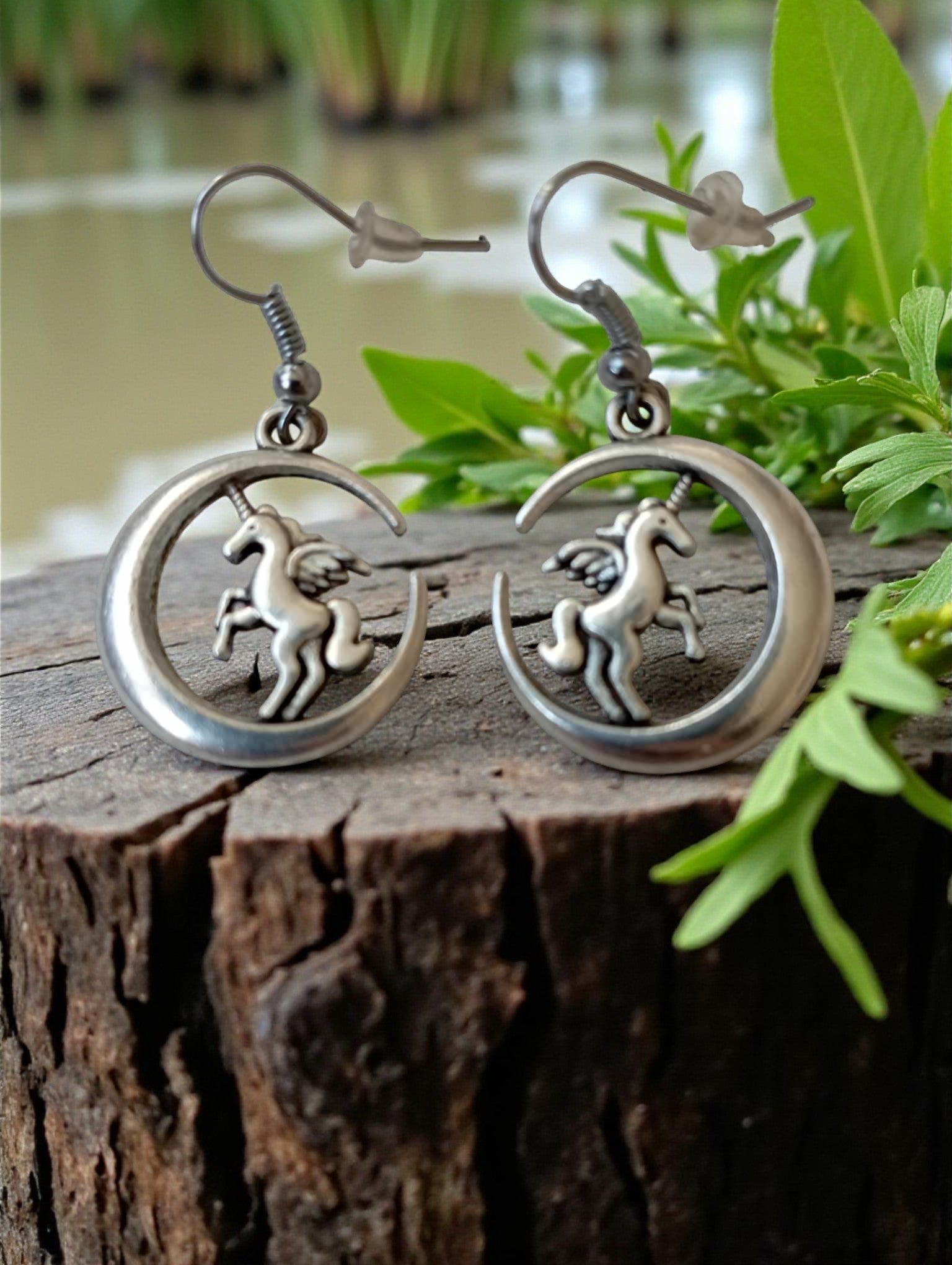Boucles d’oreilles licorne sur lune couleur platine sur crochet en acier inoxydable

Bijoux féeriques – licorne et lune platine sur crochet hypoallergénique

