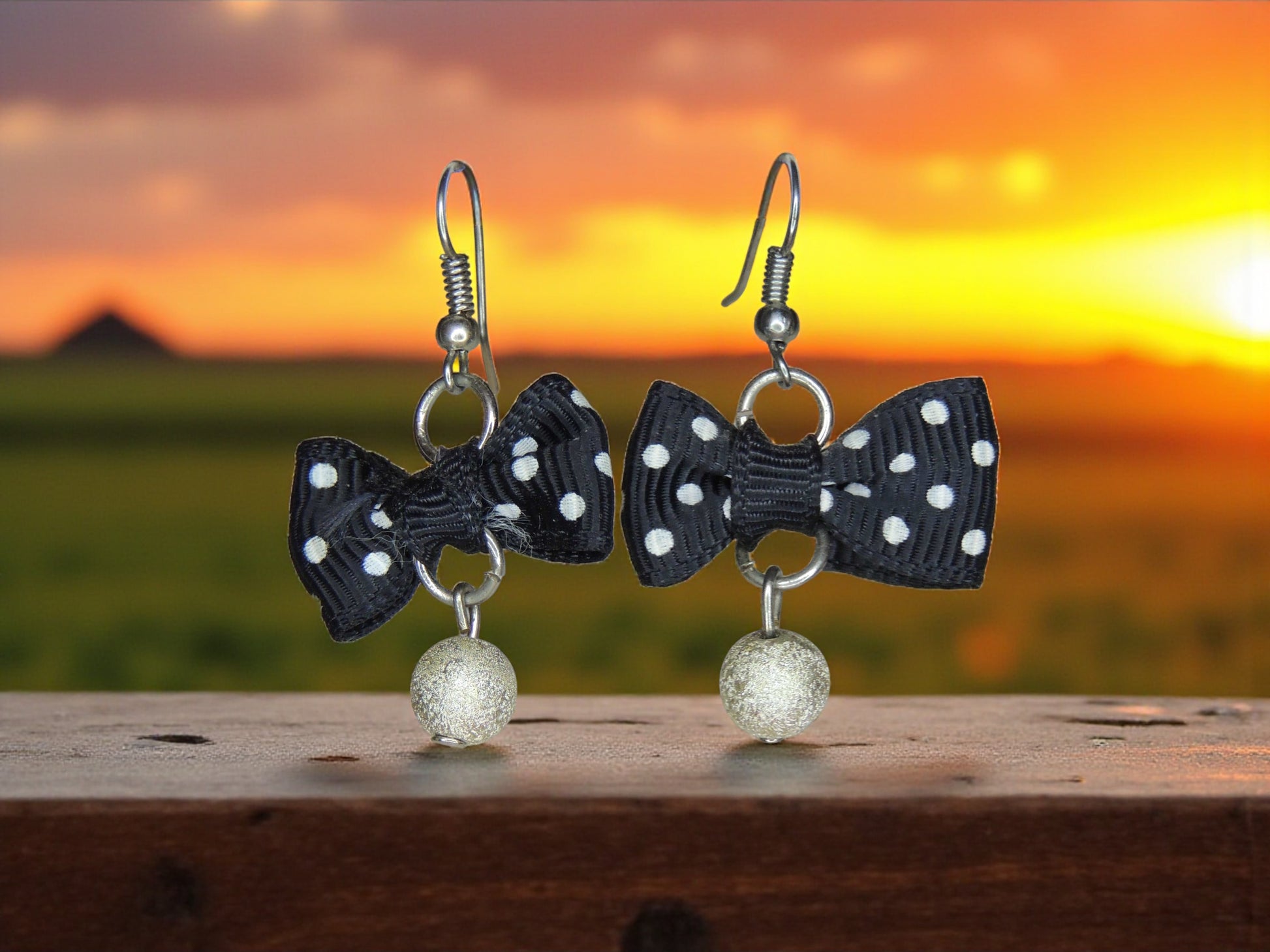 Boucles d’oreilles nœud noir à pois blancs en tissu

Boucles d’oreilles nœud en tissu léger et contrasté