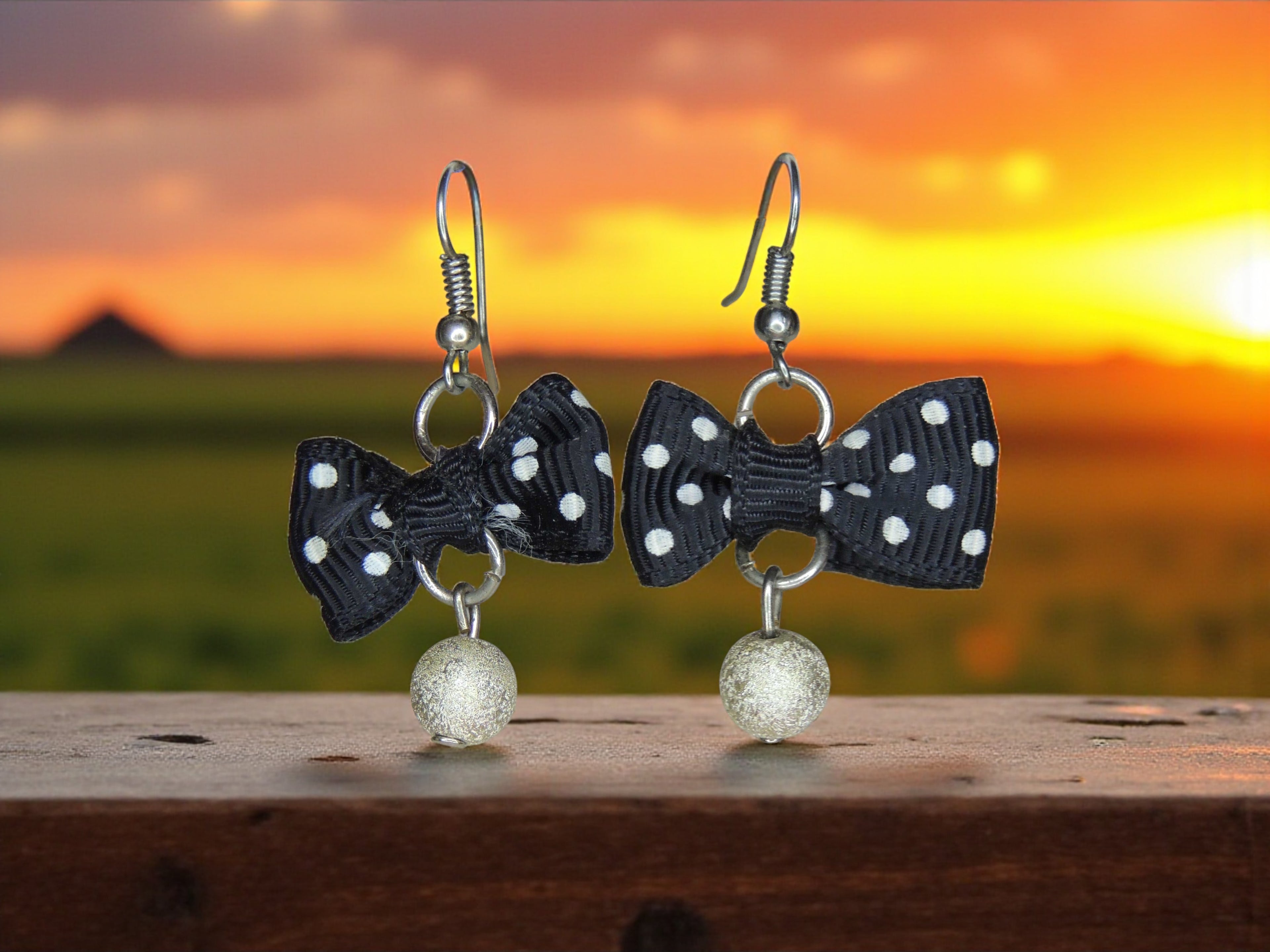 Boucles d’oreilles nœud noir à pois blancs en tissu

Boucles d’oreilles nœud en tissu léger et contrasté