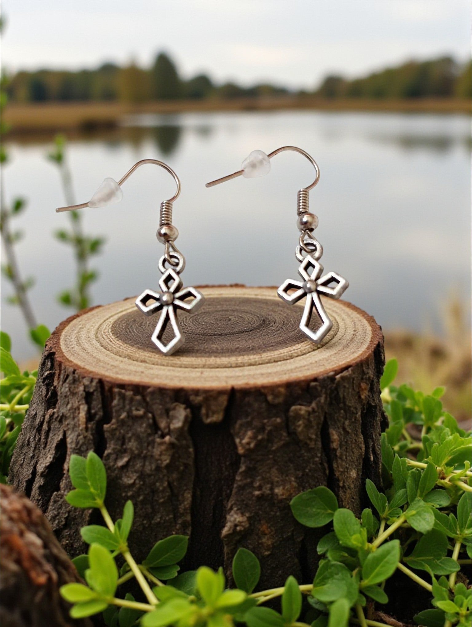 Boucles d’oreilles petites croix en métal argenté

Boucles pendantes croix argent hypoallergénique
