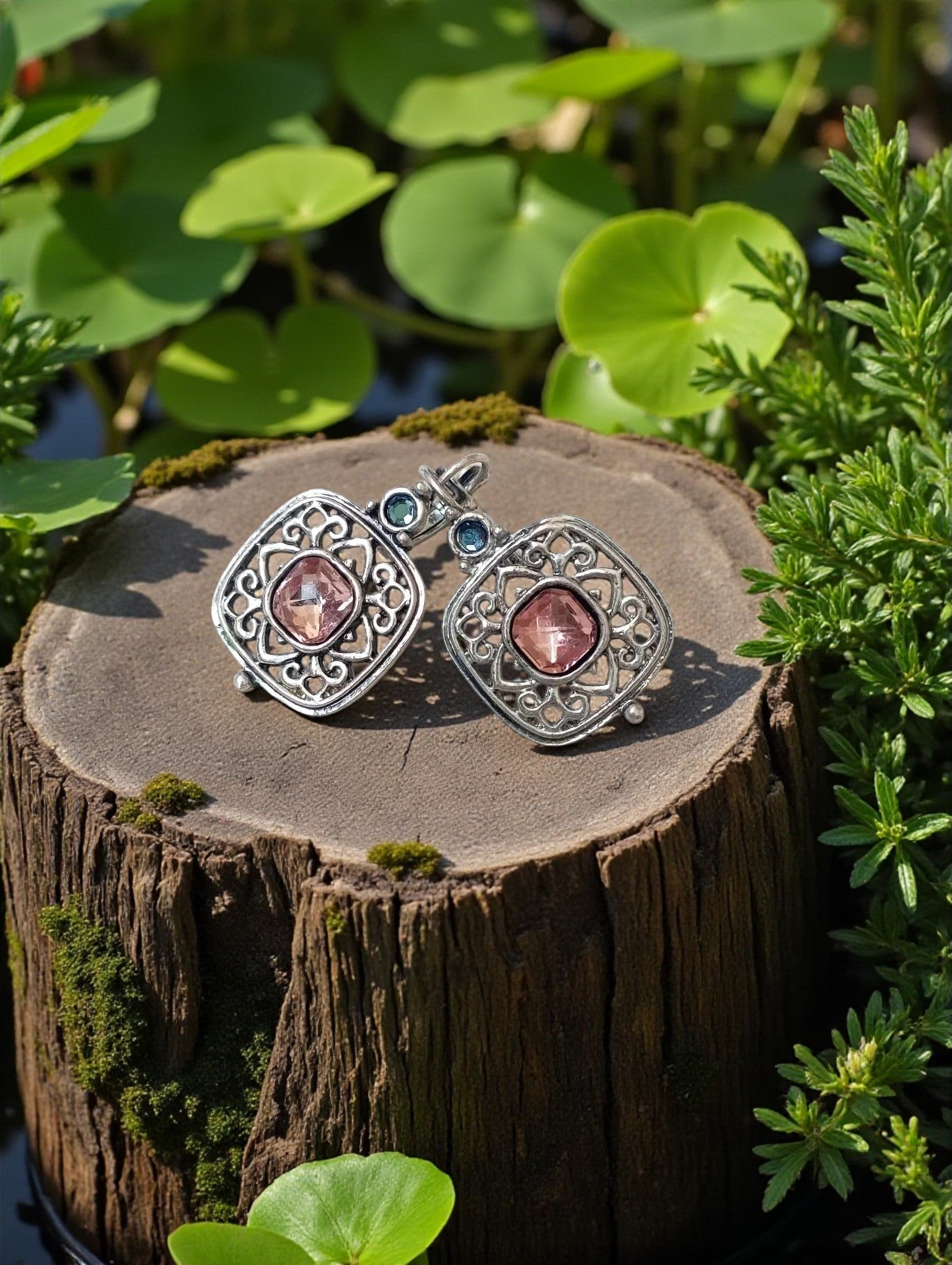 Boucles d’oreilles vintage en métal avec pierres rose et bleu

Boucles d’oreilles vintage tendance 2025
