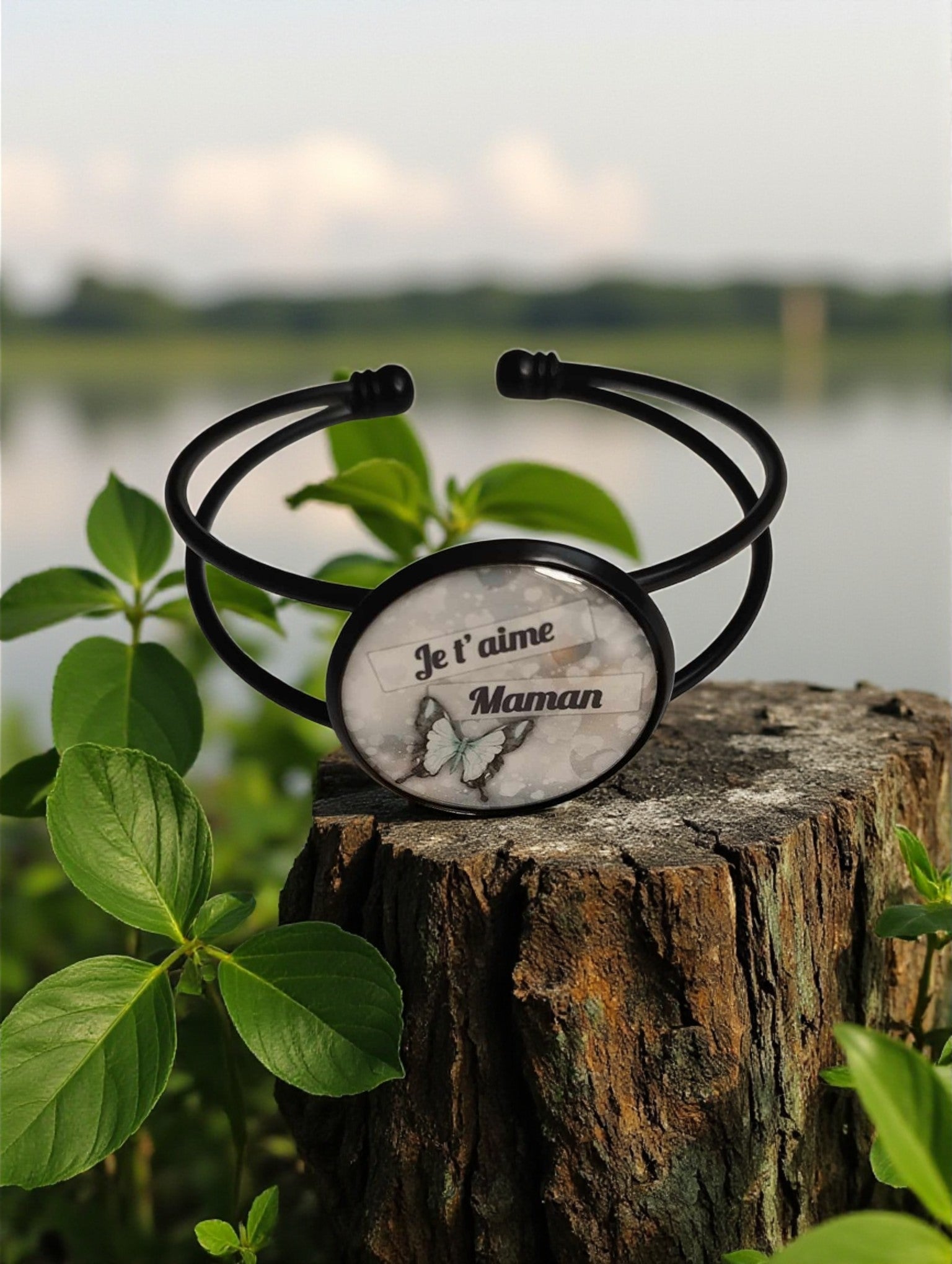 Bracelet jonc inoxydable avec cabochon Je t’aime Maman et motif papillon

Bijou fantaisie pour maman – bracelet papillon avec message d’amour