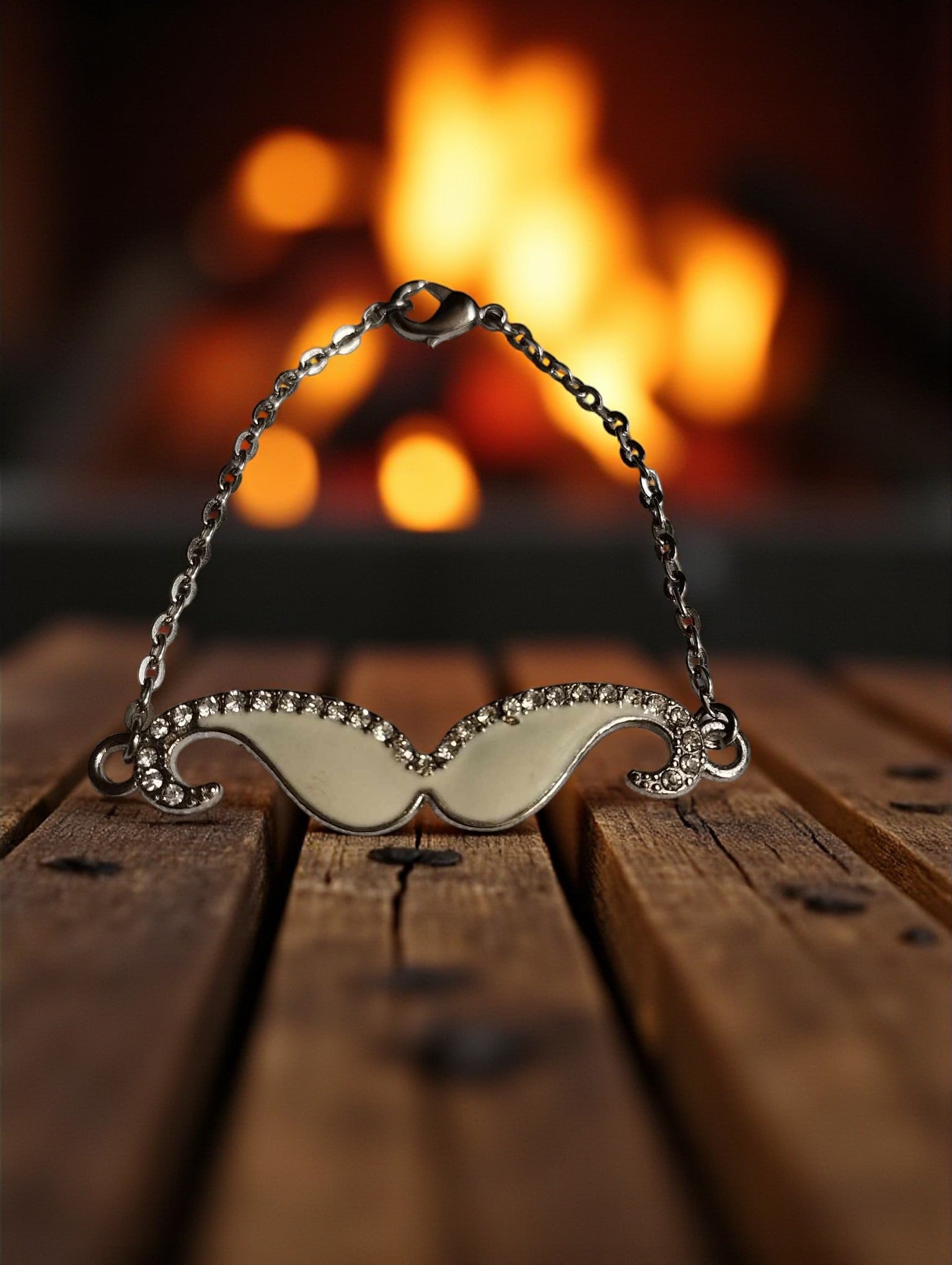 Bracelet fantaisie avec moustache blanche et strass scintillants

Bijou original – bracelet moustache blanche décorée de strass