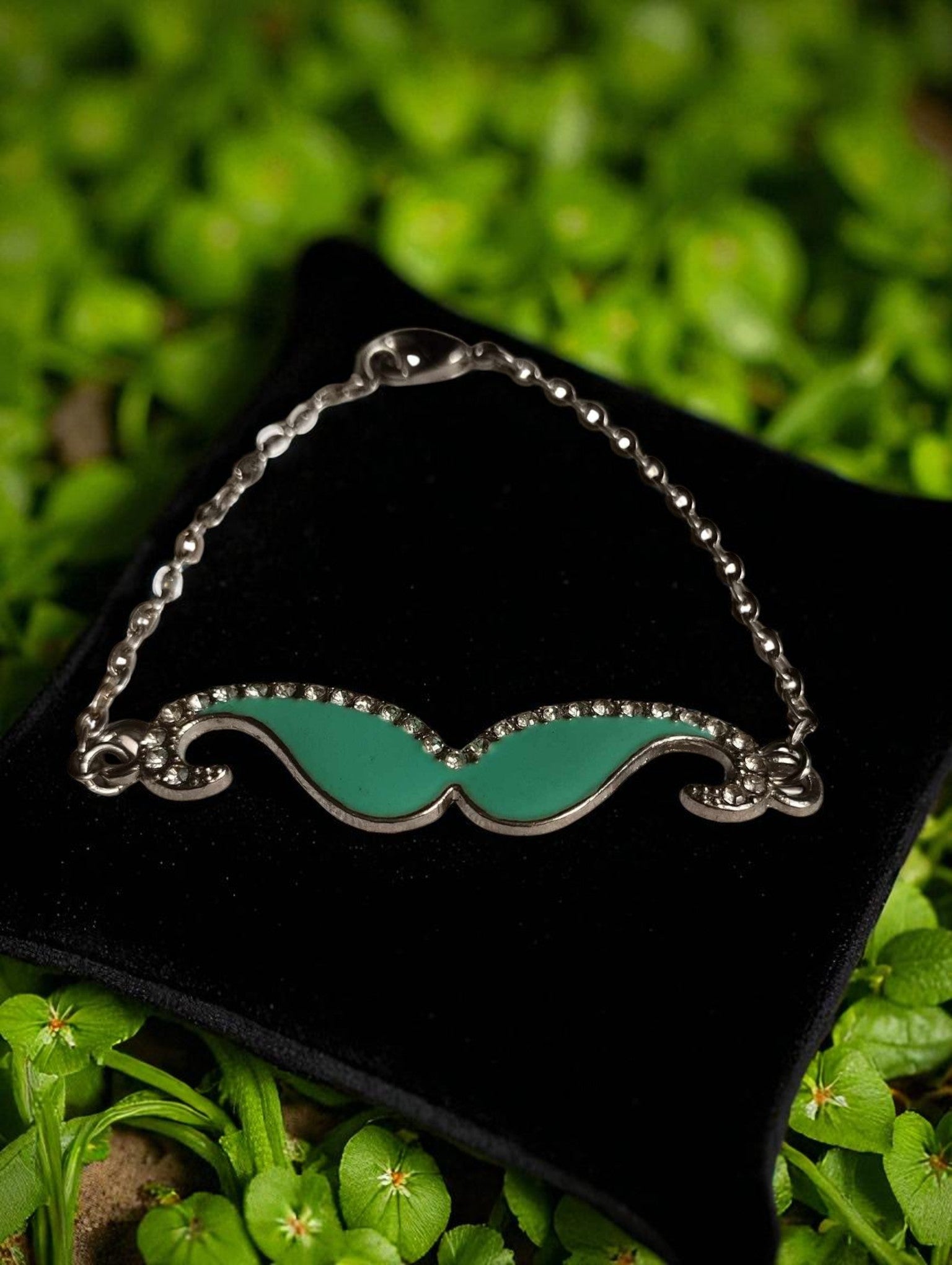 Bracelet fantaisie avec moustache verte et strass scintillants

Bijou original – bracelet moustache verte décorée de strass