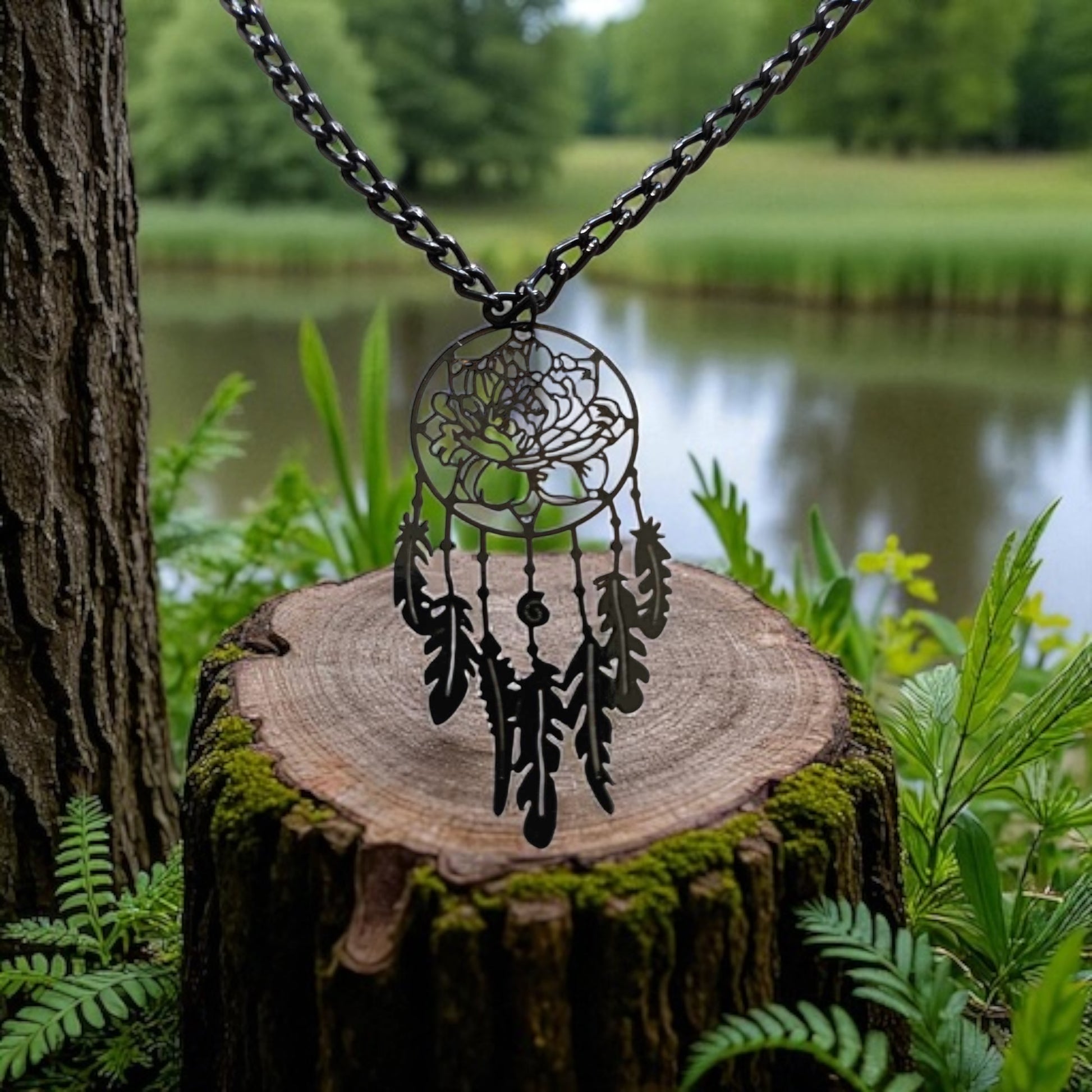 Collier grand attrape-rêves noir en filigrane sur chaîne aluminium noire

Bijou bohème noir – pendentif attrape-rêves en métal ajouré
