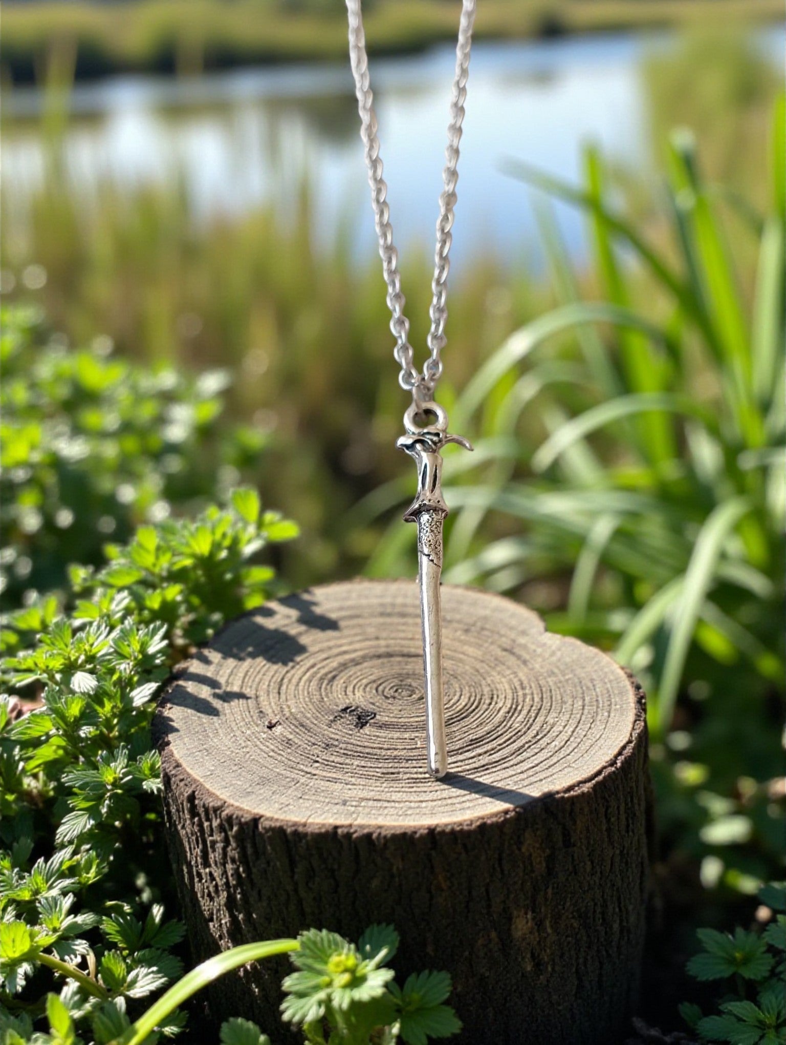 Collier baguette magique sur chaîne fine en acier inoxydable couleur platine

Bijou féerique – pendentif baguette magique sur chaîne platine hypoallergénique