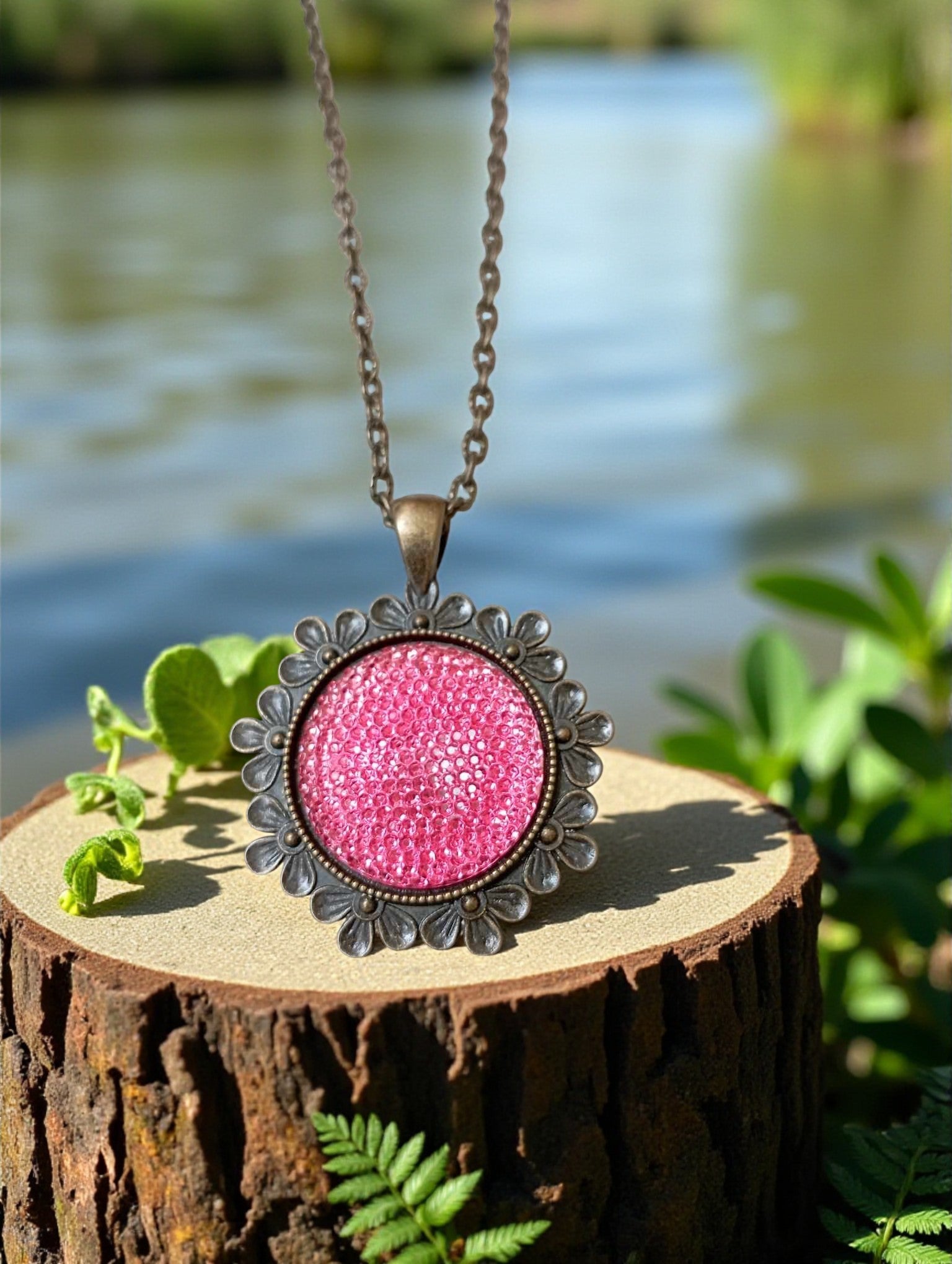 Collier bronze avec cabochon rond rose à strass sur chaîne fine en métal bronze

Bijou fantaisie – cabochon rose brillant sur chaîne bronze assortie