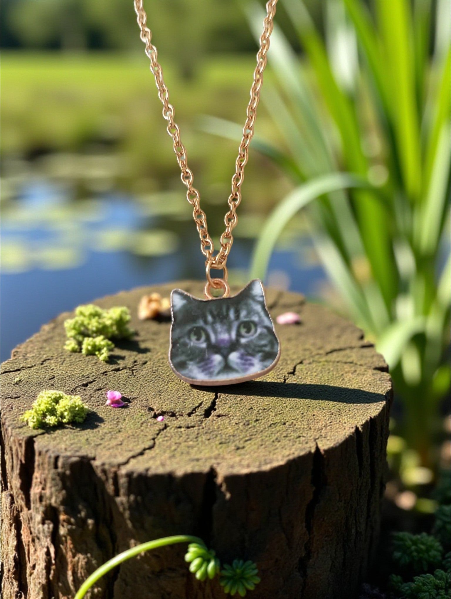 Collier tête de chat gris tigré sur chaîne fine en acier inoxydable doré

Bijou fantaisie – pendentif chat gris tigré sur chaîne dorée hypoallergénique
