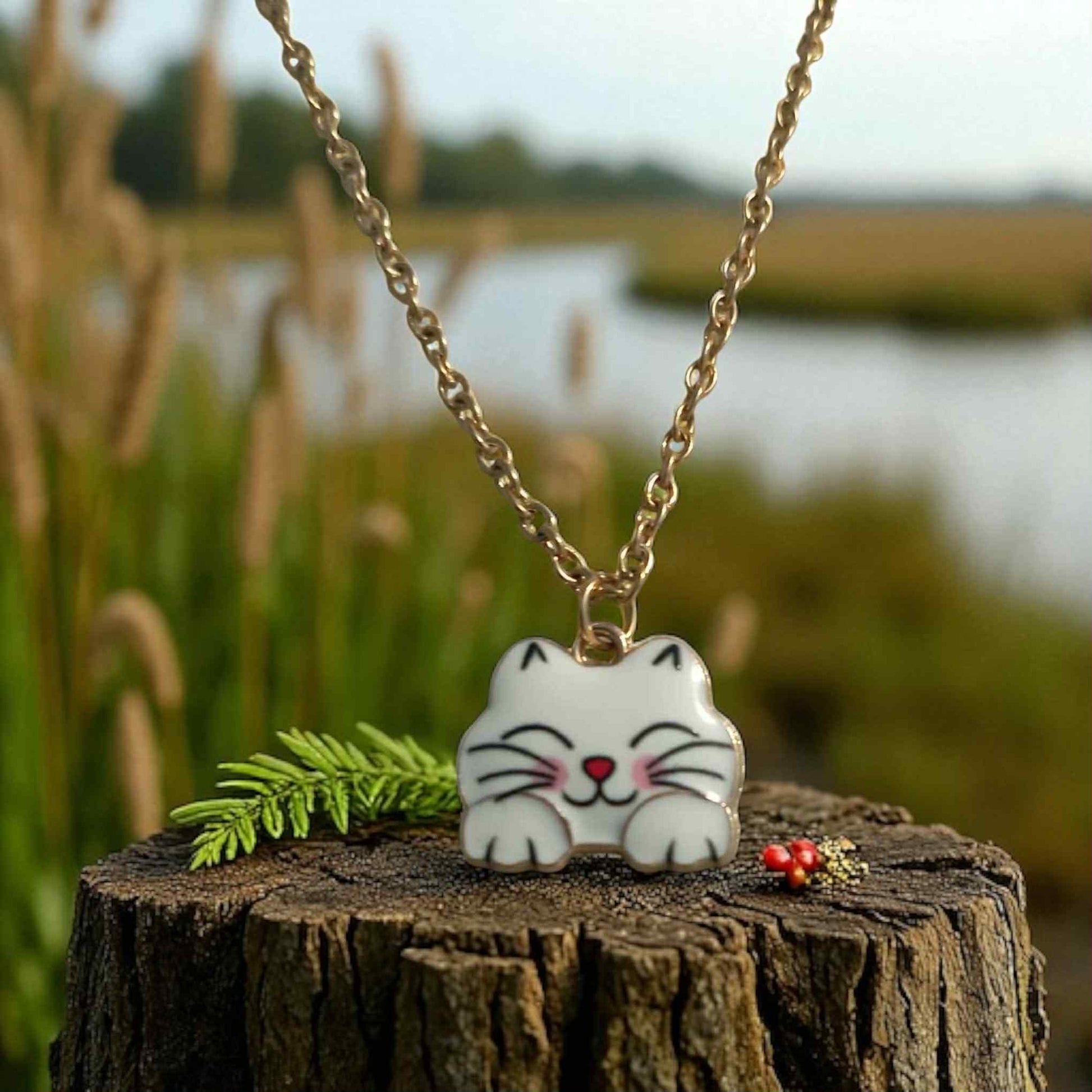 Collier chat kawaii blanc sur chaîne fine dorée en acier inoxydable hypoallergénique

Bijou fantaisie mignon – pendentif chat blanc sur chaîne dorée hypoallergénique