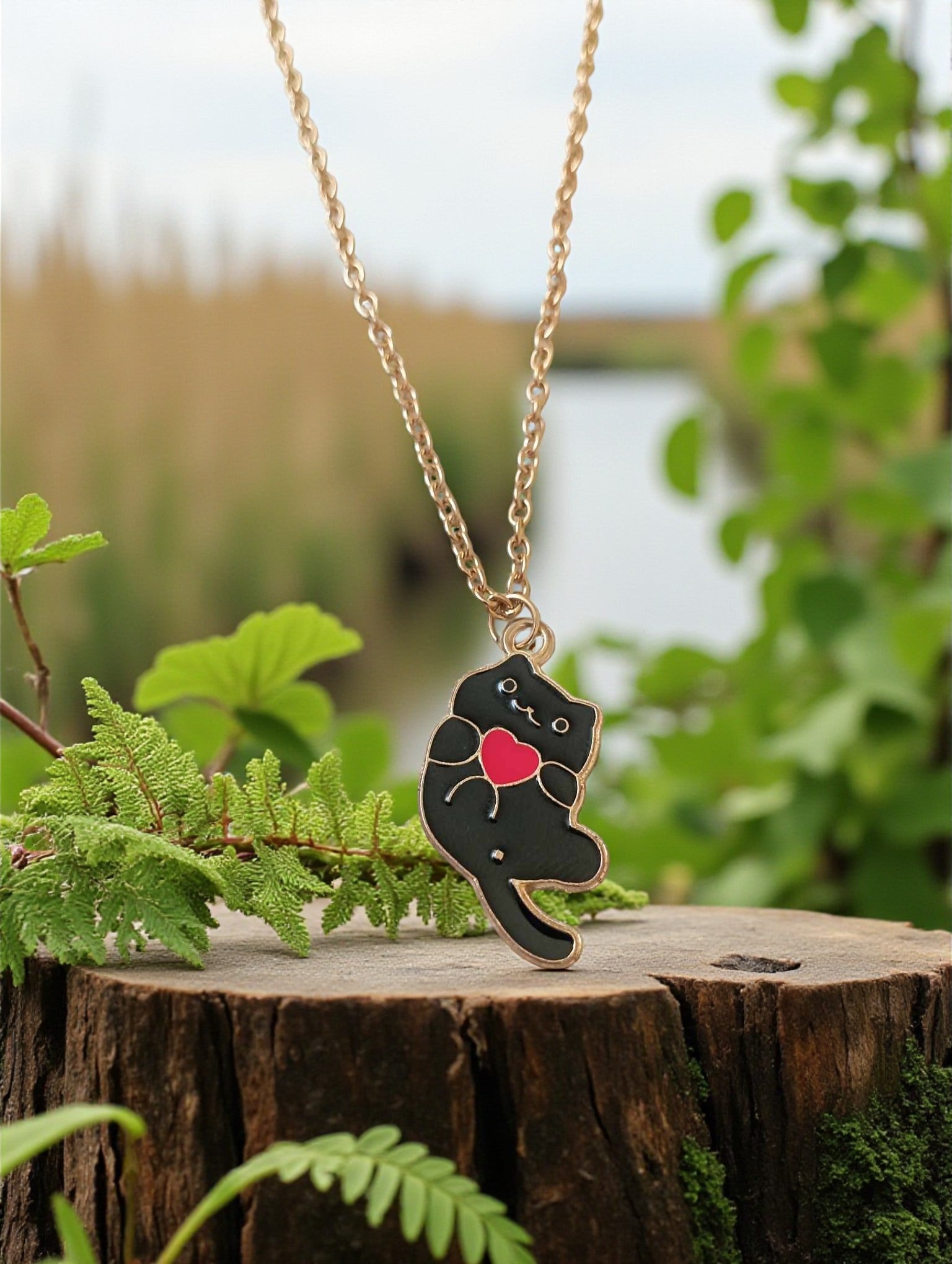 Collier chat noir avec cœur rouge sur chaîne fine en acier inoxydable doré

Bijou fantaisie – pendentif chat noir et cœur rouge sur chaîne dorée hypoallergénique