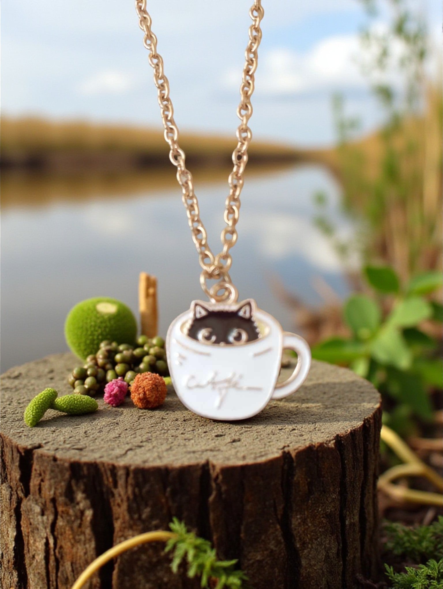 Collier chat dans une tasse sur chaîne fine en acier inoxydable doré

Bijou fantaisie – pendentif chat mignon dans une tasse sur chaîne dorée hypoallergénique