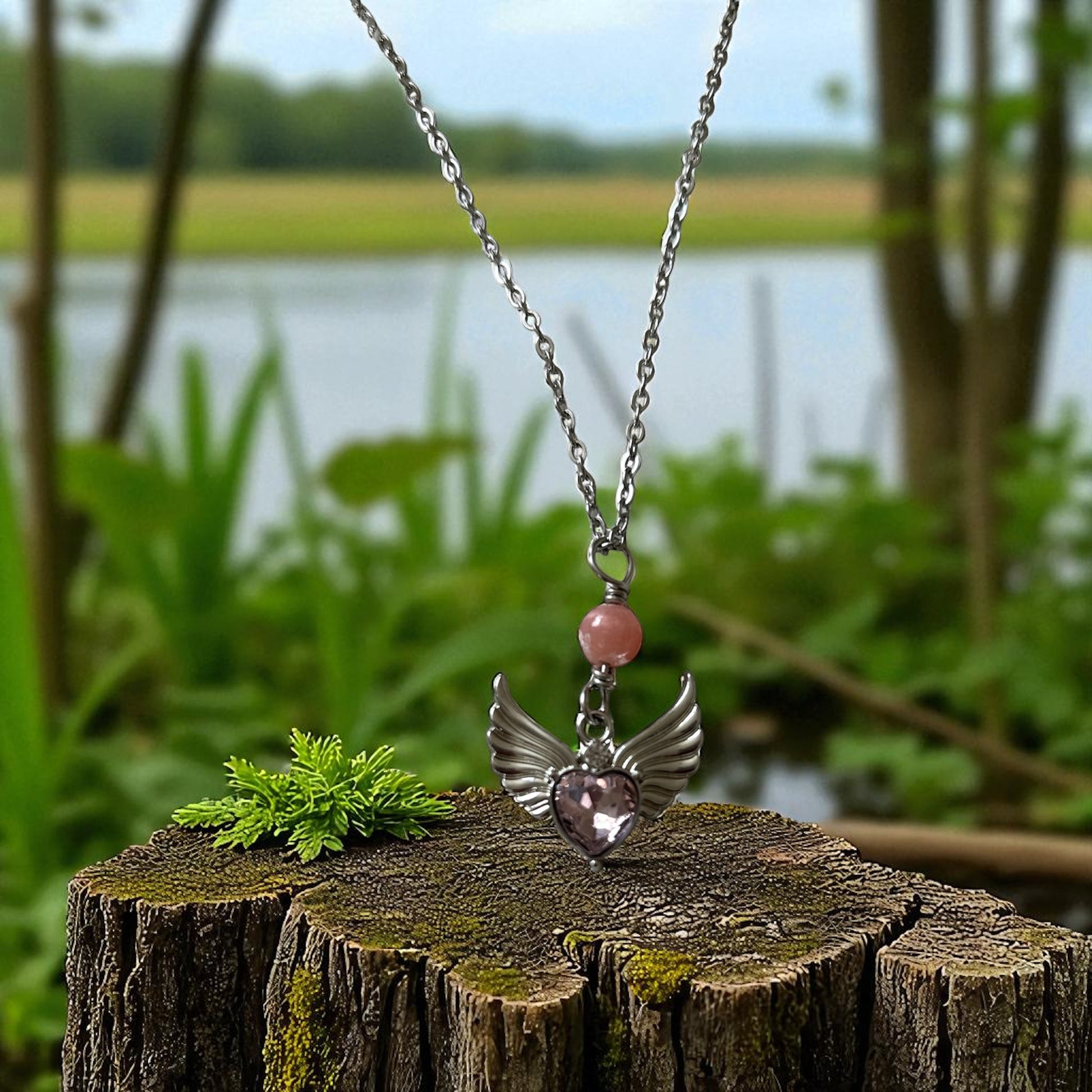Collier cœur rose avec perle de jade pour femme

Bijou fantaisie artisanal – pendentif cœur rose et pierre de jade naturelle