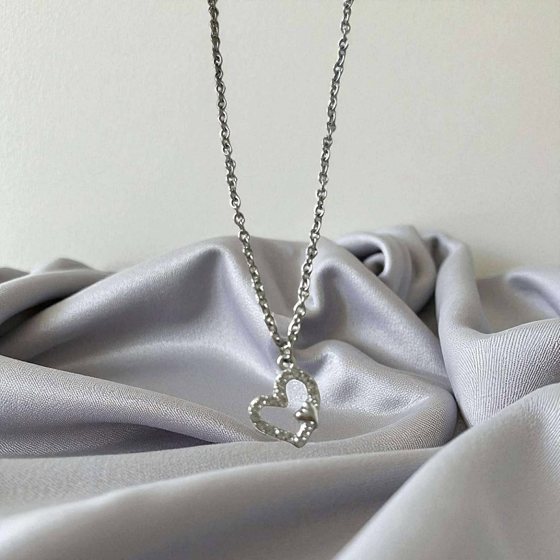 Collier tendance cœur argenté sur chaîne platine

Collier cœur avec strass argentés sur chaîne platine hypoallergénique