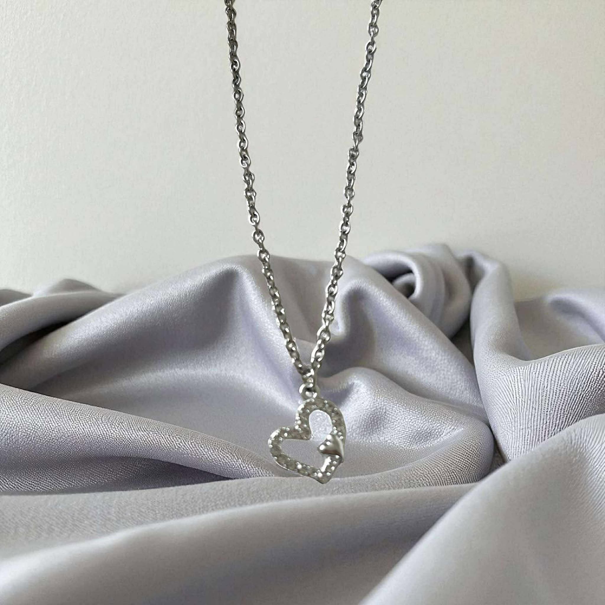 Collier tendance cœur argenté sur chaîne platine

Collier cœur avec strass argentés sur chaîne platine hypoallergénique