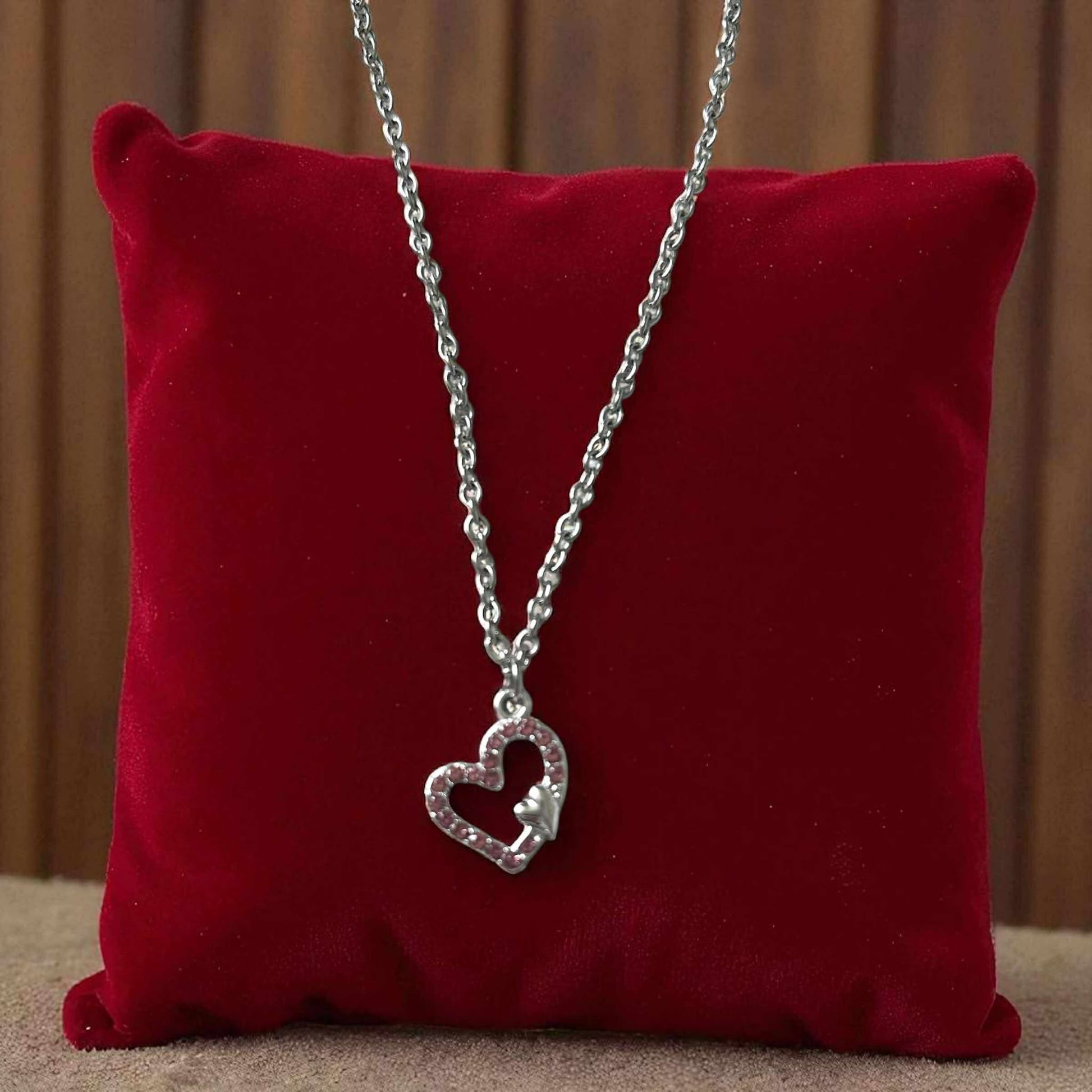 Collier cœur avec strass roses sur chaîne platine hypoallergénique

Collier romantique cœur rose cadeau femme