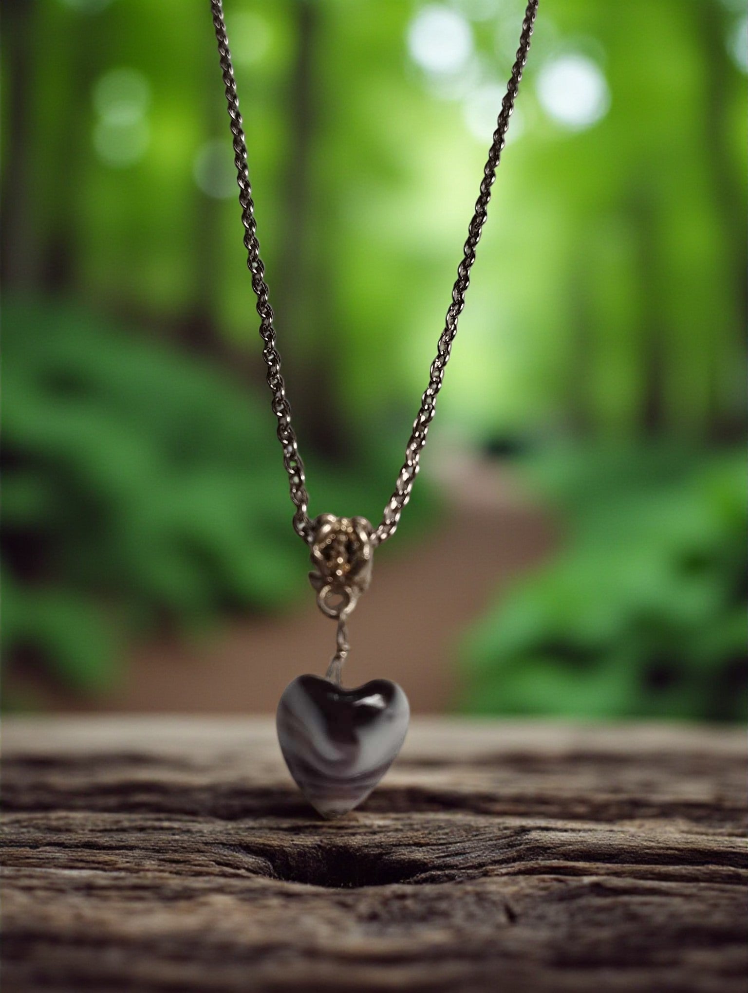 Collier cœur en verre blanc et marbre noir sur chaîne fine en acier inoxydable couleur platine

Bijou fantaisie – pendentif cœur marbré noir et blanc sur chaîne platine hypoallergénique