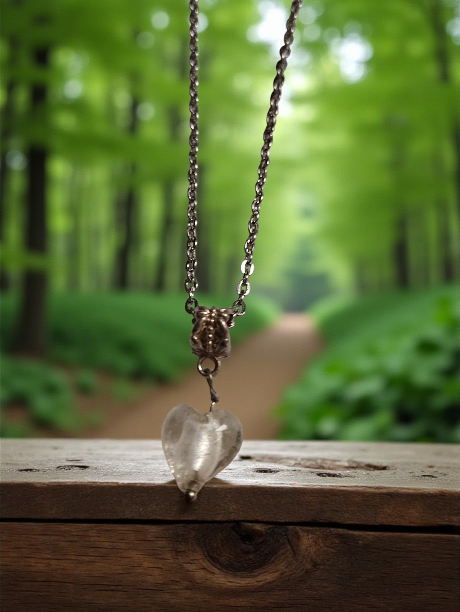 Collier cœur en verre translucide sur chaîne fine en acier inoxydable couleur platine

Bijou fantaisie – pendentif cœur transparent sur chaîne platine hypoallergénique