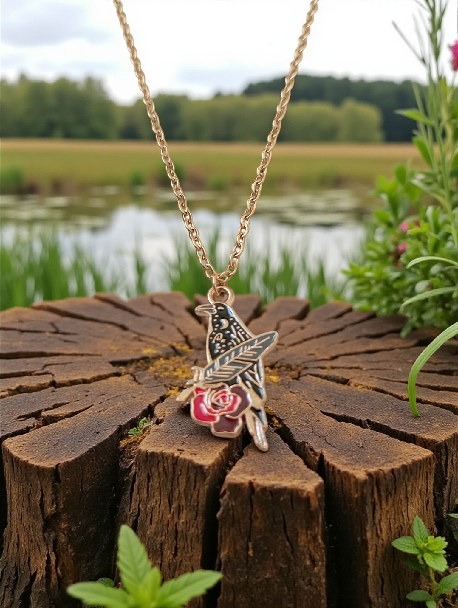 Collier corbeau avec rose sur chaîne fine en acier inoxydable doré

Bijou fantaisie – pendentif corbeau et rose sur chaîne dorée hypoallergénique