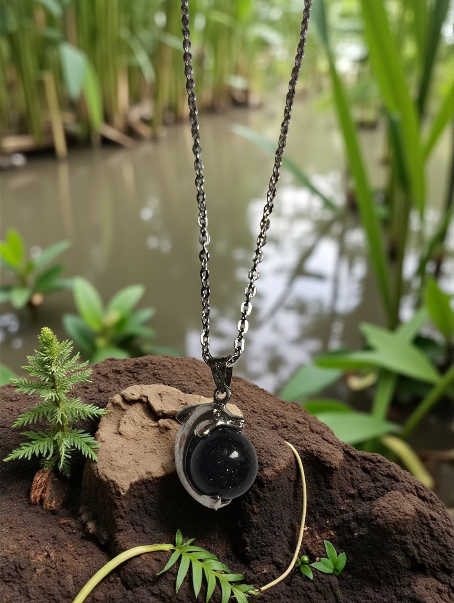 Collier dauphin avec perle noire brillante amovible sur chaîne fine en acier inoxydable couleur platine

Bijou fantaisie – pendentif dauphin et perle noire brillante sur chaîne platine hypoallergénique