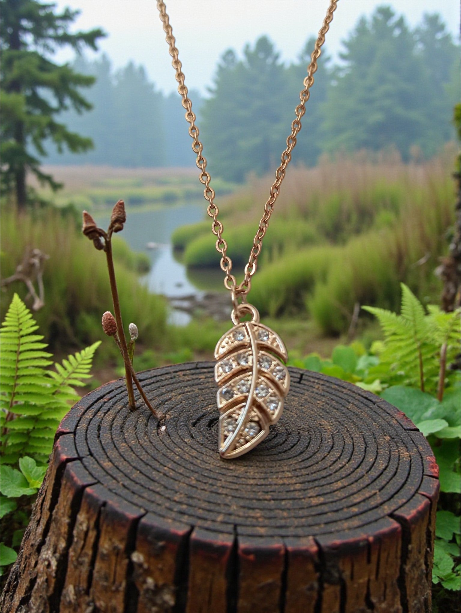 Collier feuille dorée avec strass transparents effet diamant

Bijou élégant pendentif feuille dorée sur chaîne fine inoxydable dorée hypoallergénique