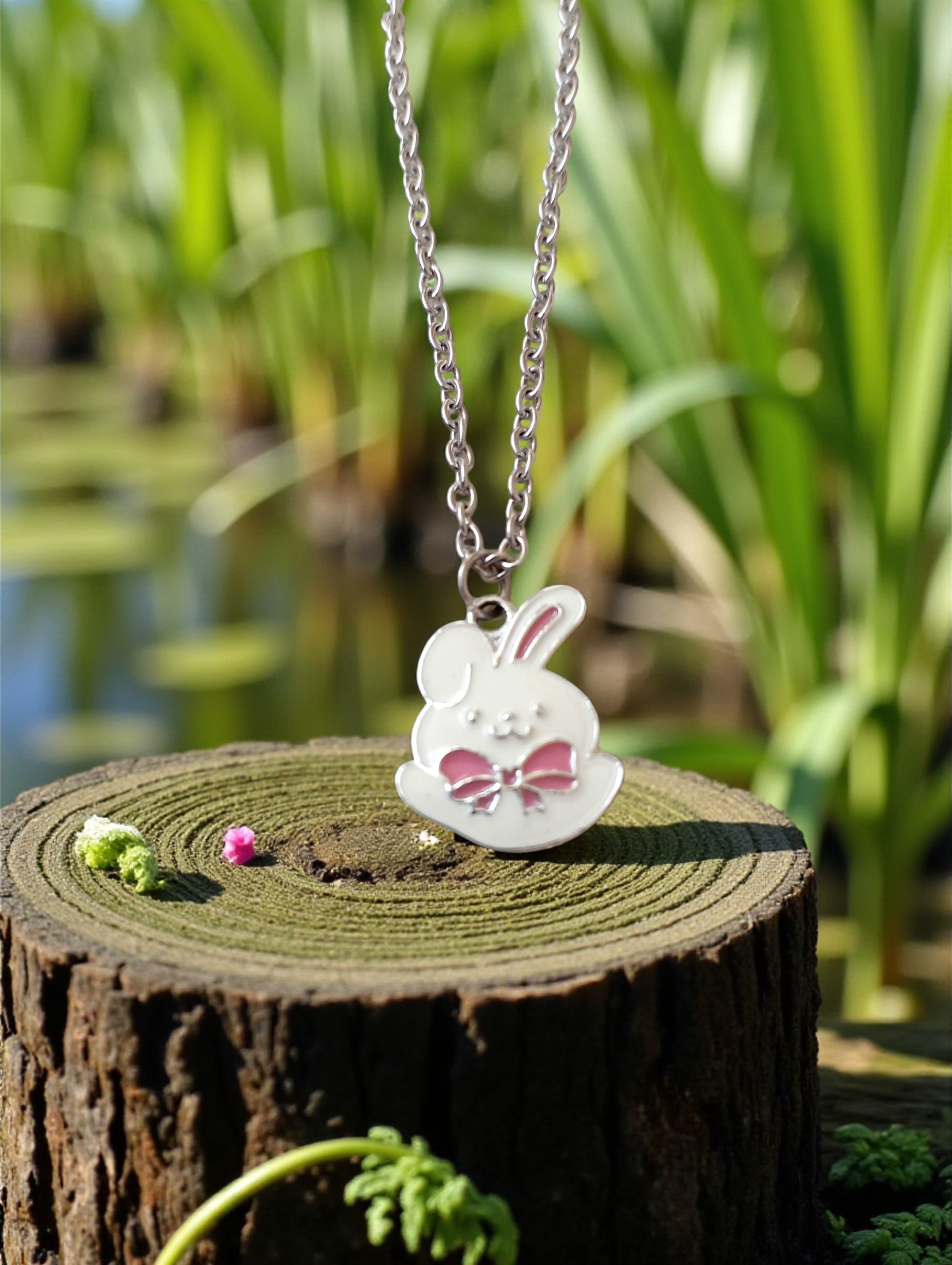 Collier lapin blanc avec nœud rose sur chaîne fine en acier inoxydable couleur platine

Bijou fantaisie – pendentif lapin blanc et nœud rose sur chaîne platine hypoallergénique