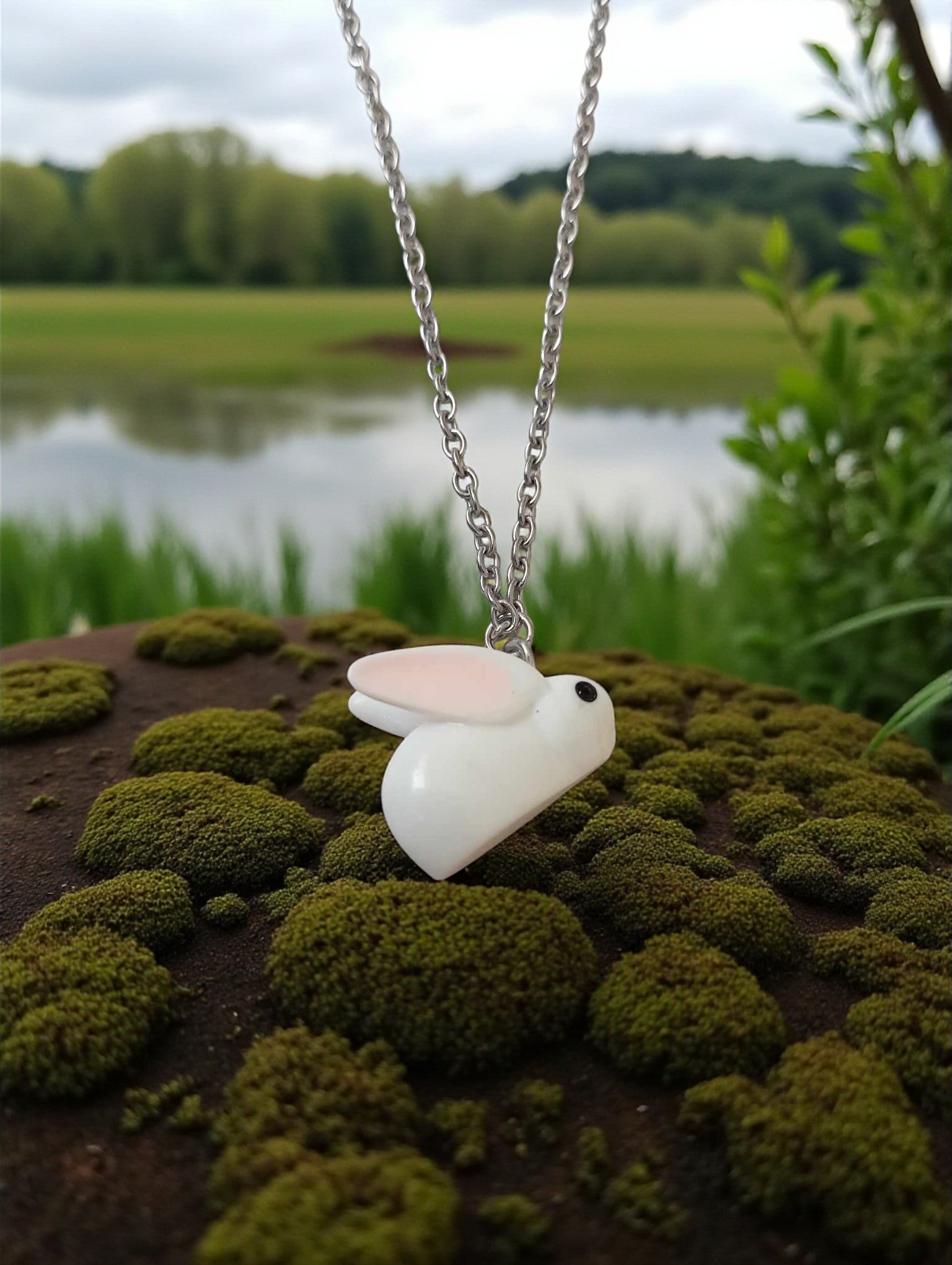 Collier lapin blanc en résine sur chaîne fine en acier inoxydable couleur platine

Bijou fantaisie – pendentif lapin blanc en résine sur chaîne platine hypoallergénique