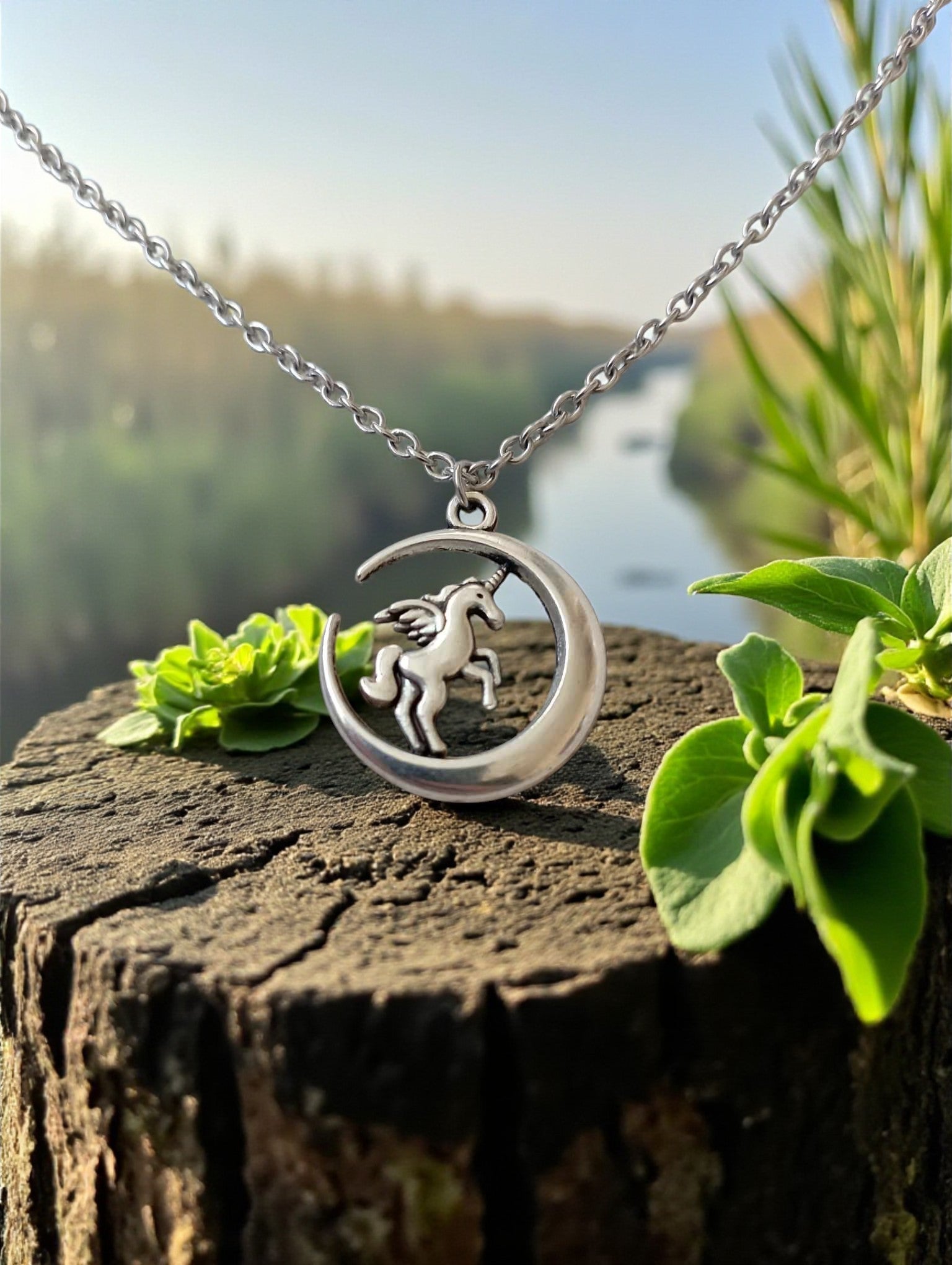 Collier licorne sur lune couleur platine avec chaîne fine en acier inoxydable

Bijou féerique – pendentif licorne et lune platine sur chaîne hypoallergénique