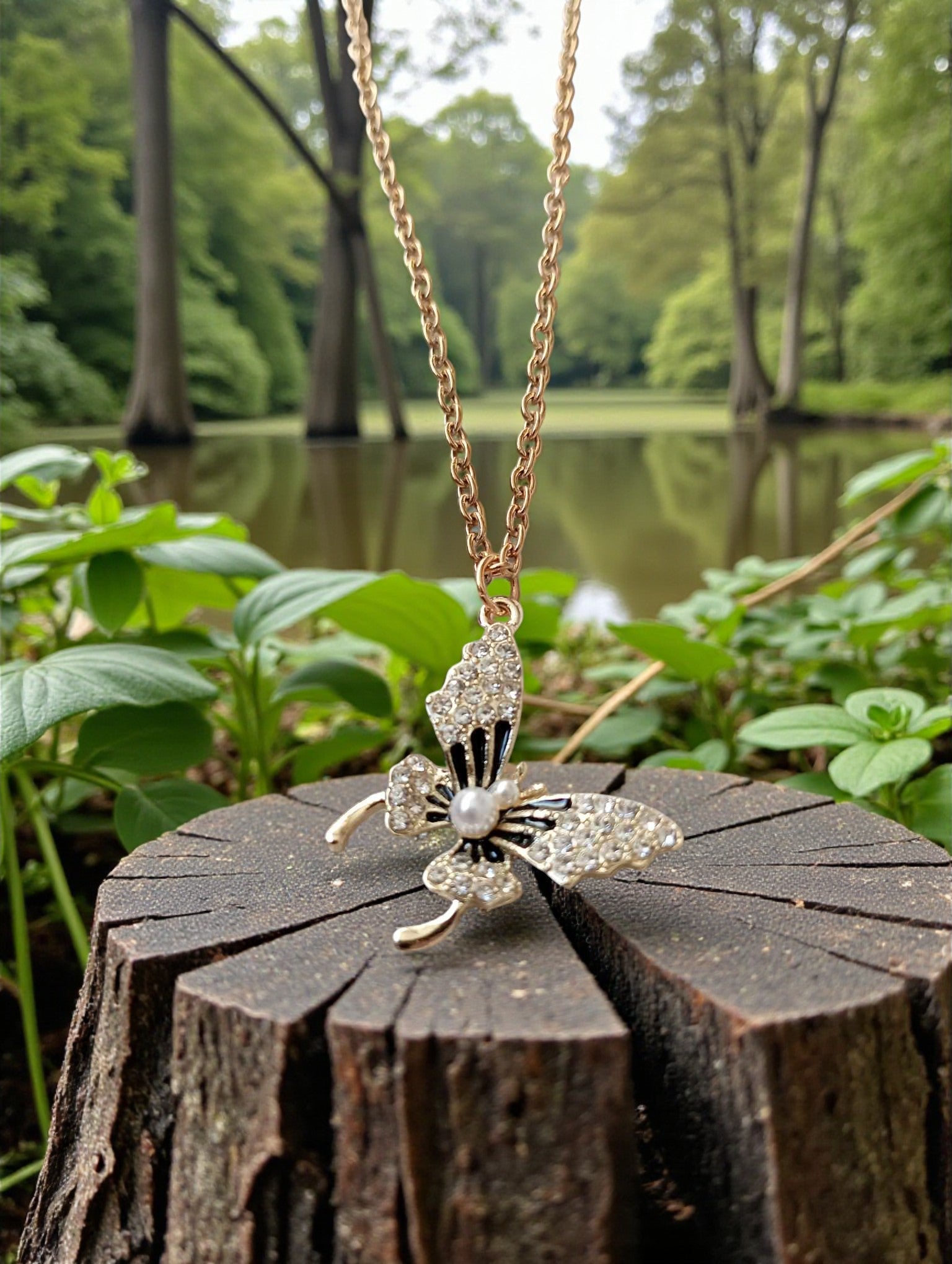 Collier papillon doré avec strass transparents et perle nacre

Bijou élégant pendentif papillon doré sur chaîne fine inoxydable dorée hypoallergénique