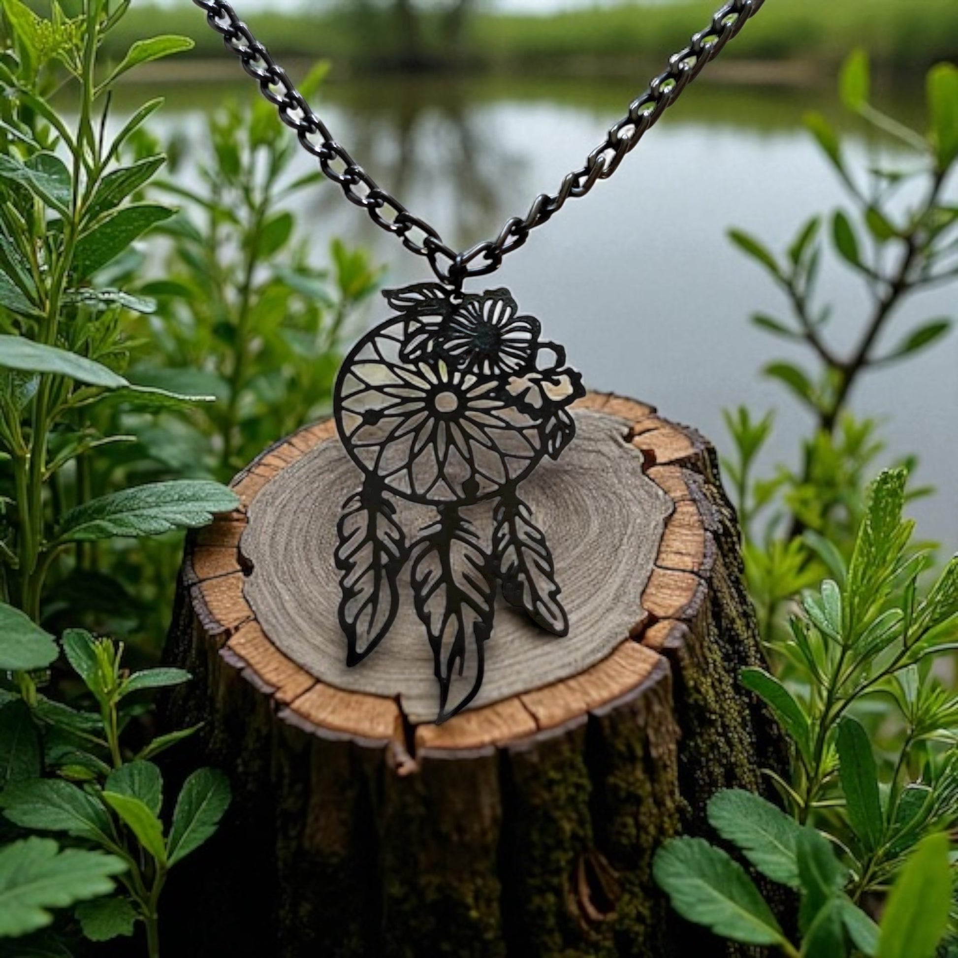 Collier petit attrape-rêves noir en filigrane sur chaîne aluminium noire

Bijou fantaisie noir – pendentif attrape-rêves en métal ajouré