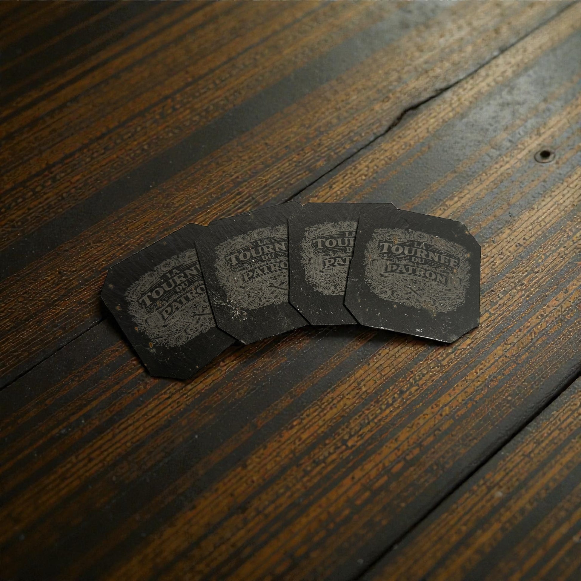 Lot de 4 dessous de tasse en ardoise gravée “La Tournée du Patron”, finition deux couches de vernis alimentaire