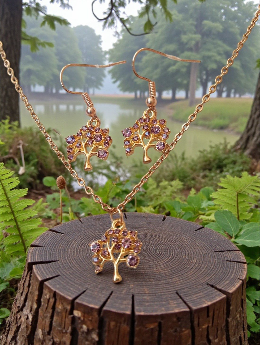 Parure raffinée arbre de vie doré avec strass parme sur chaîne dorée

Bijou élégant arbre de vie doré avec strass parme scintillants