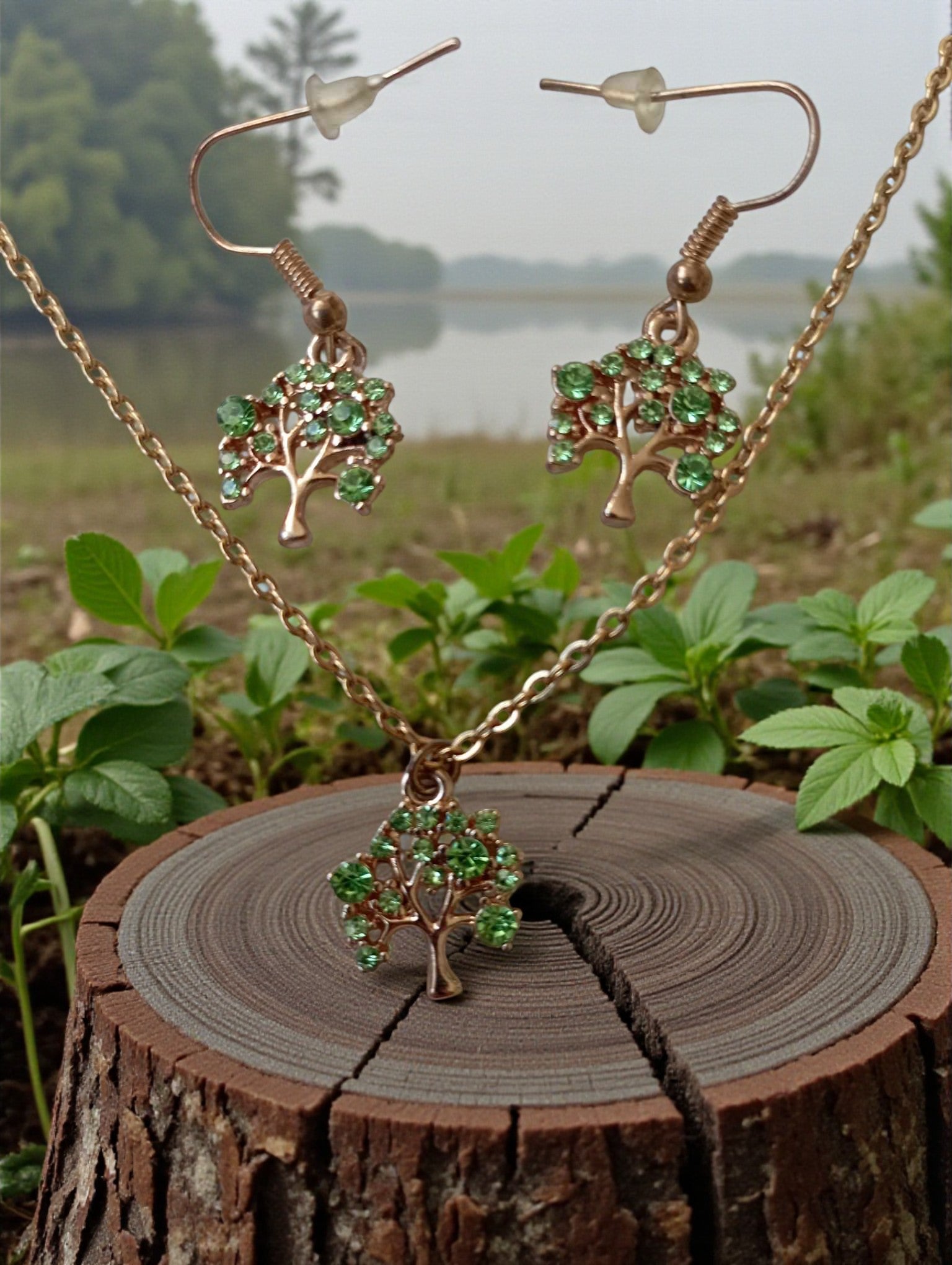 Parure raffinée arbre de vie doré avec strass verts sur chaîne dorée

Bijou élégant arbre de vie doré avec strass verts scintillants