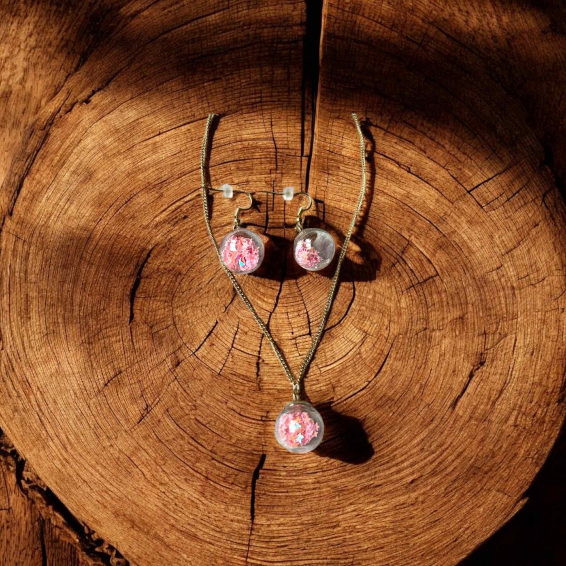 Parure boules transparentes avec étoiles roses sur crochet et chaîne dorés en acier inoxydable

Bijou fantaisie – collier et boucles étoiles roses sur monture dorée hypoallergénique