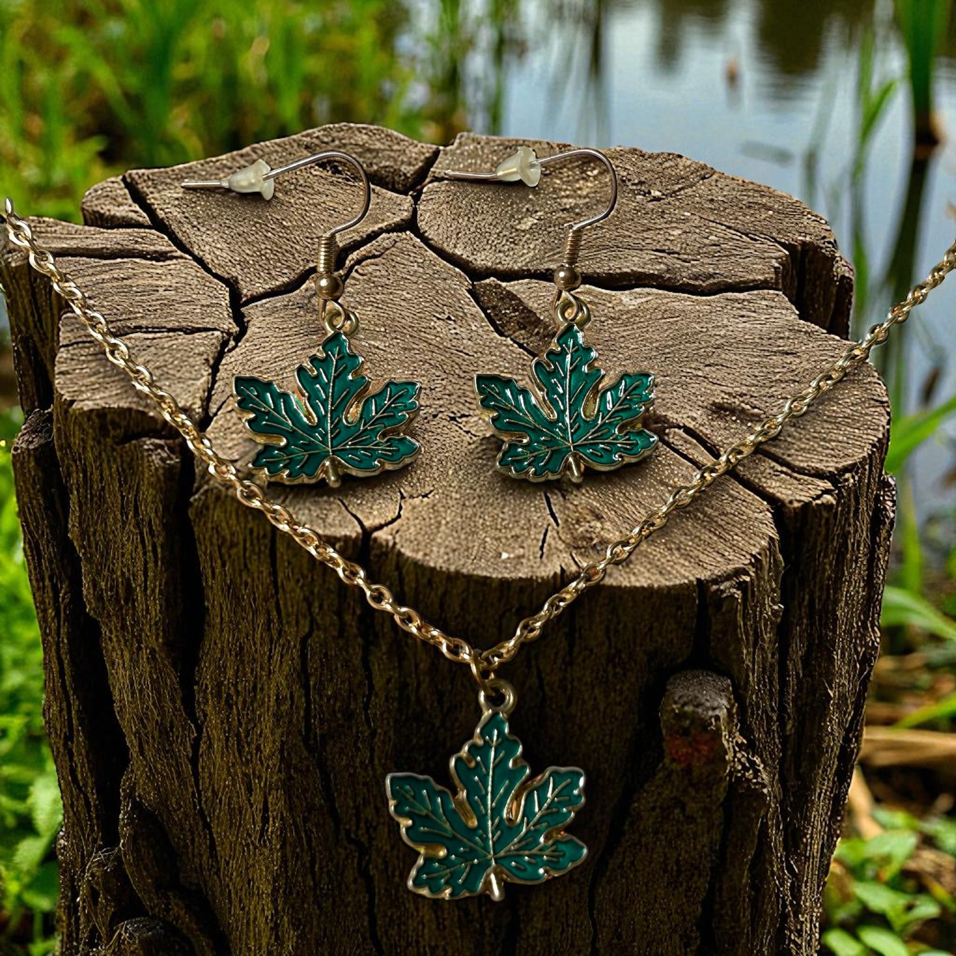 Parure feuille d’érable verte sur crochet doré et chaîne fine en acier inoxydable

Bijou fantaisie nature – collier et boucles feuille verte dorés hypoallergéniques