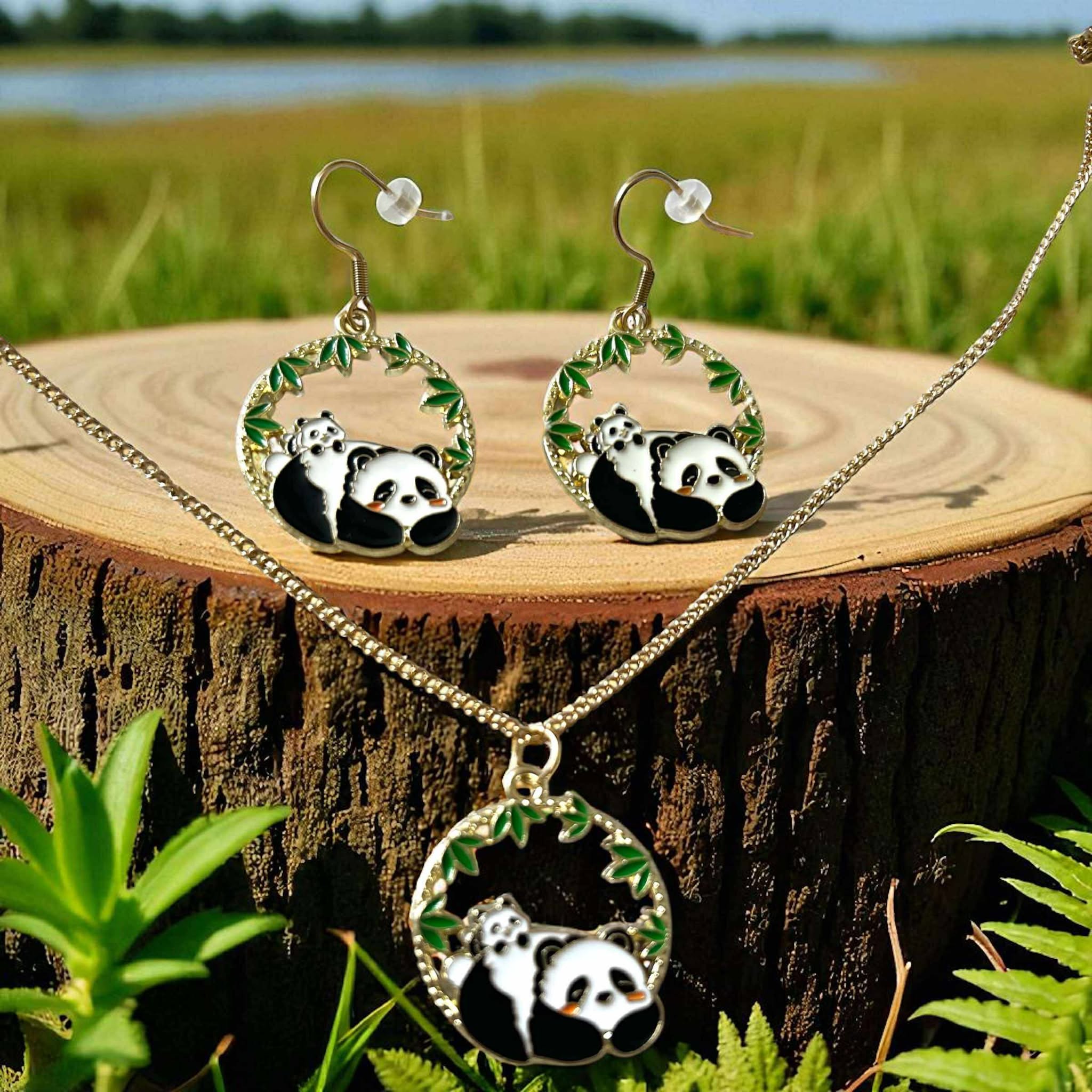 Parure panda maman et bébé dorée sur chaîne dorée et crochets dorés

Bijou animalier panda doré cadeau original femme