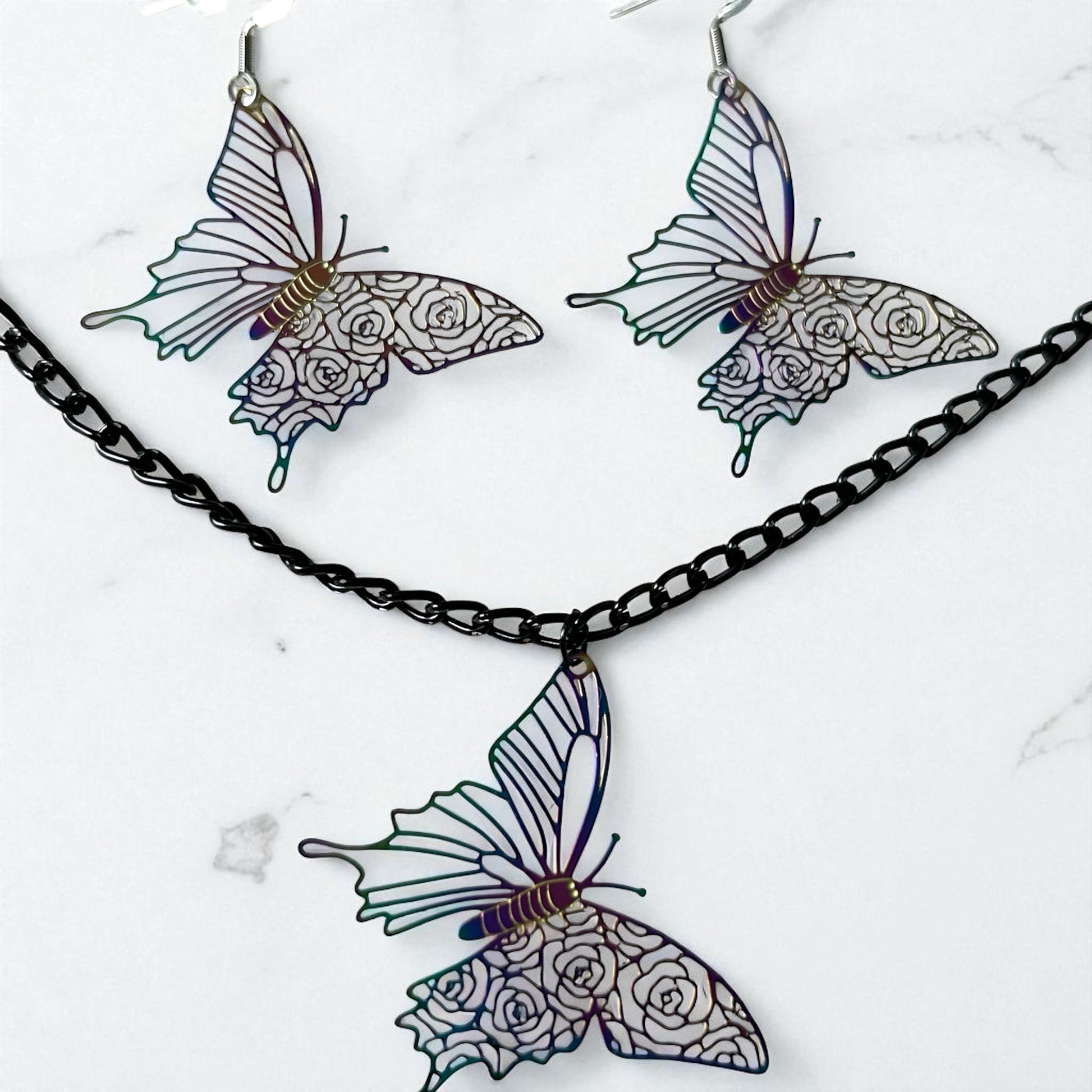 Parure papillon multicolore en filigrane sur crochet inox et chaîne noire

Bijou fantaisie artisanal – papillon coloré en filigrane avec chaîne aluminium