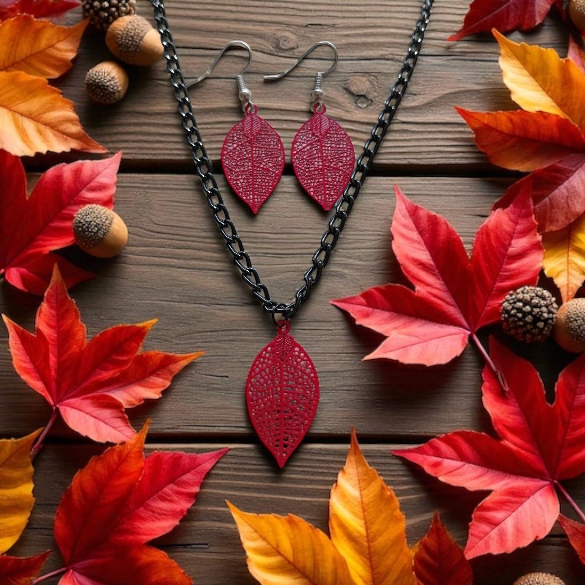Parure raffinée feuille rouge sur chaîne noire et crochets platine hypoallergéniques

Parure artisanale feuille rouge pour femme