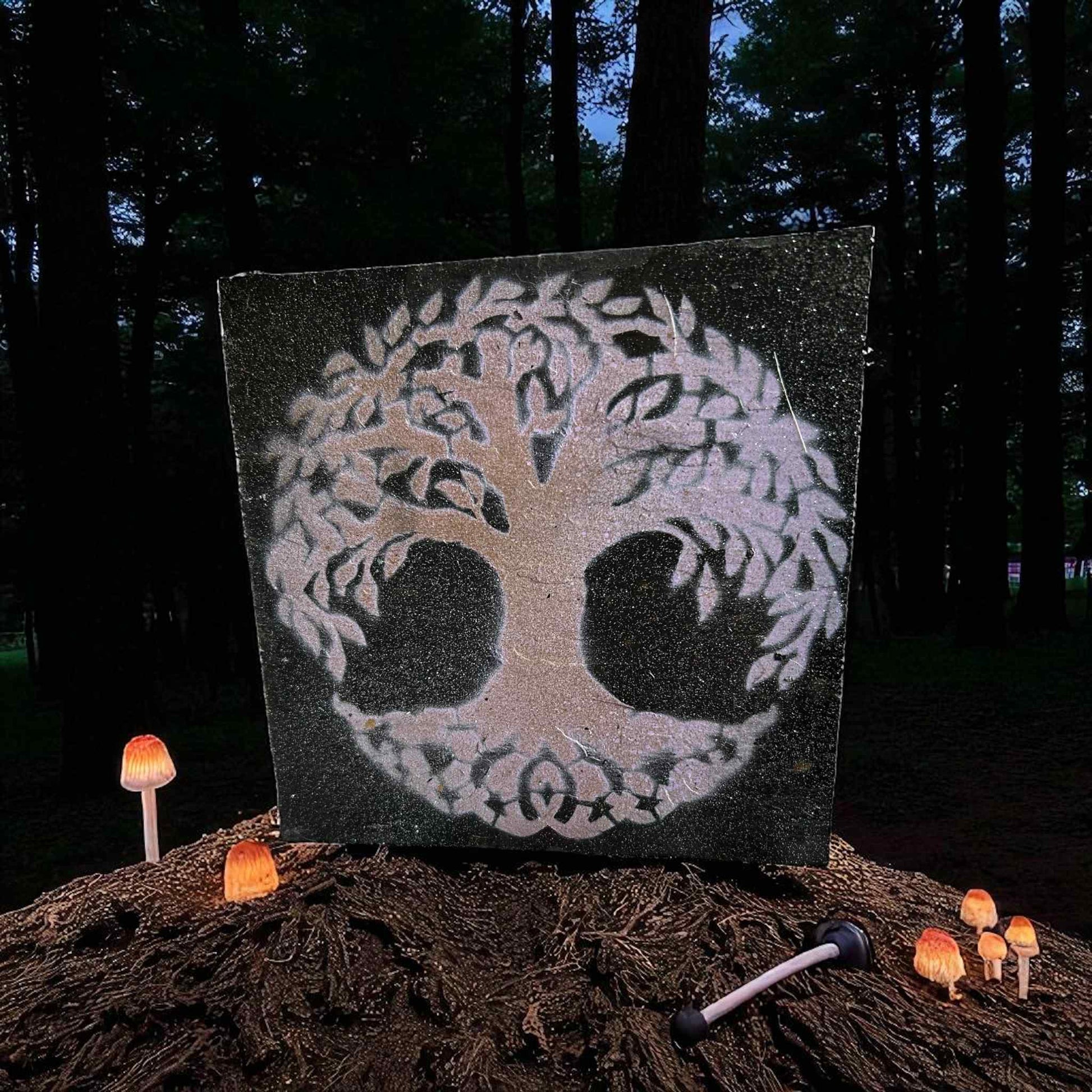Ardoise peinte représentant un arbre de vie celtique en violet et doré métallisé

Peinture artisanale sur pierre naturelle – arbre sacré avec vernis pailleté


